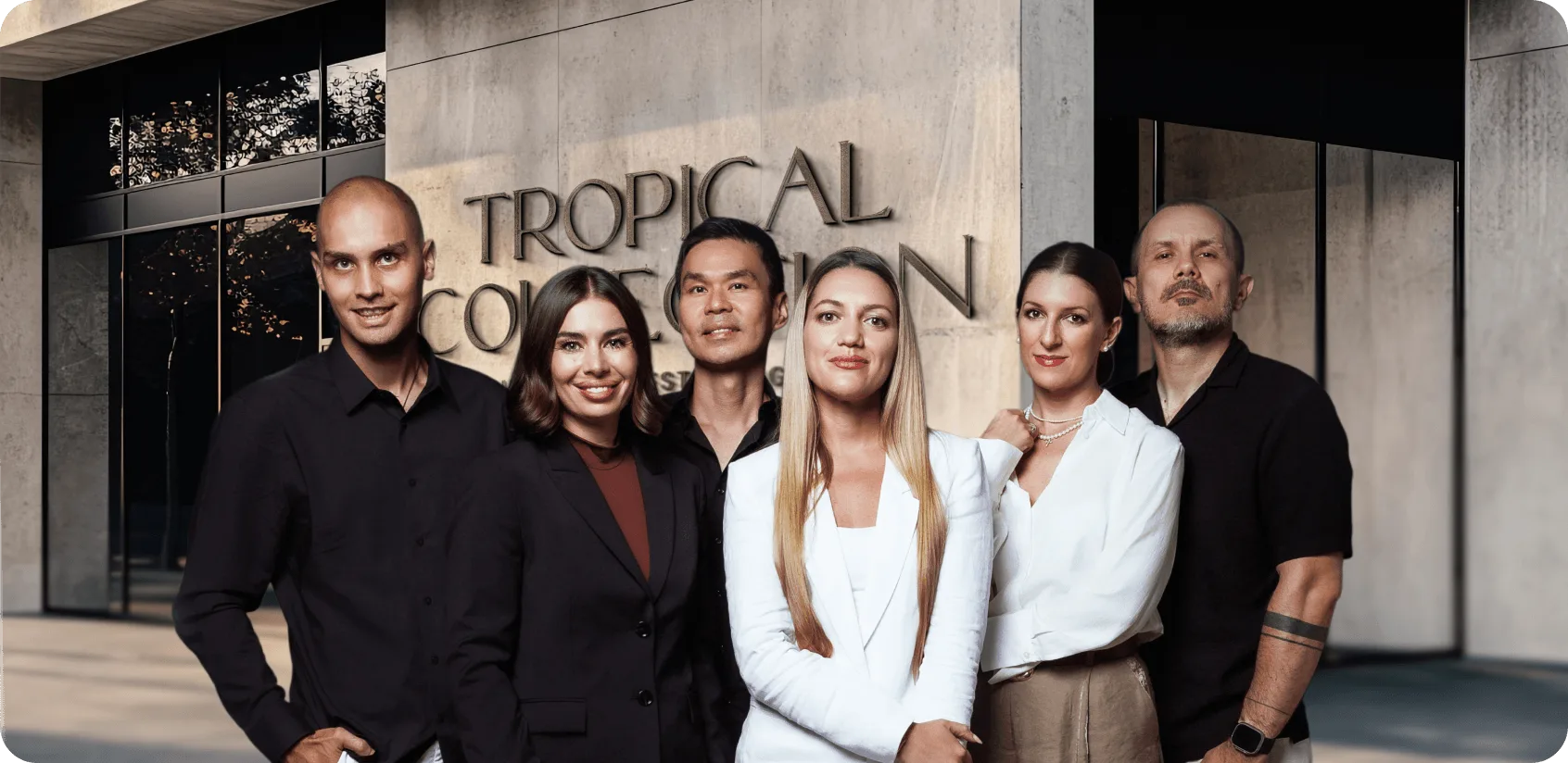 Команда Tropical Collection у входа в офис